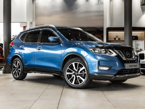 Image of a Nissan X-Trail 2.5 TEKNA 4X4 CVT showcasing its sleek design and advanced features.