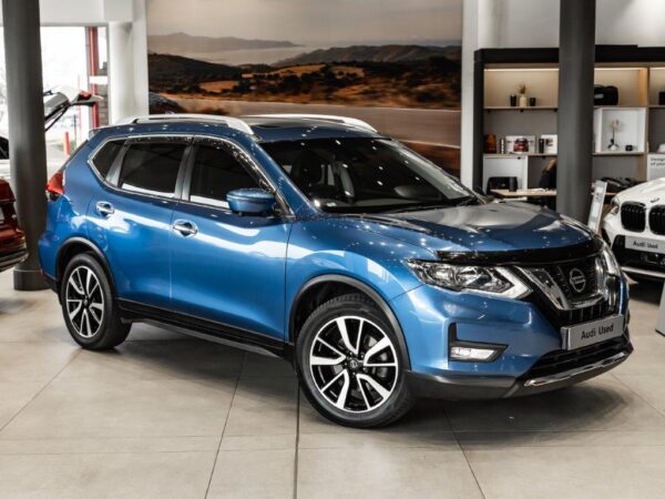 Image of a Nissan X-Trail 2.5 TEKNA 4X4 CVT showcasing its sleek design and advanced features.