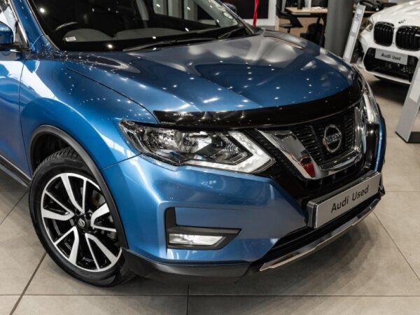 Image of a Nissan X-Trail 2.5 TEKNA 4X4 CVT showcasing its sleek design and advanced features.