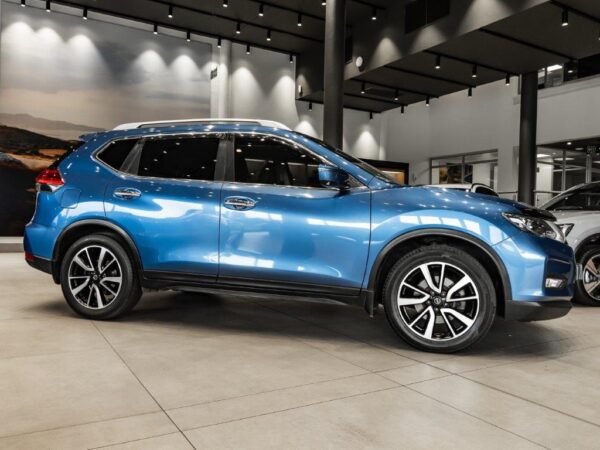 Image of a Nissan X-Trail 2.5 TEKNA 4X4 CVT showcasing its sleek design and advanced features.