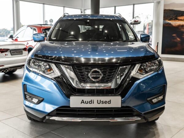 Image of a Nissan X-Trail 2.5 TEKNA 4X4 CVT showcasing its sleek design and advanced features.