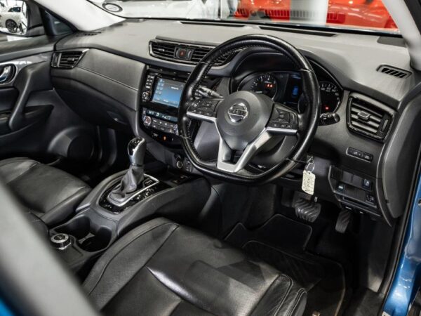 Image of a Nissan X-Trail 2.5 TEKNA 4X4 CVT showcasing its sleek design and advanced features.