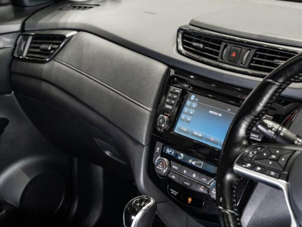 Image of a Nissan X-Trail 2.5 TEKNA 4X4 CVT showcasing its sleek design and advanced features.