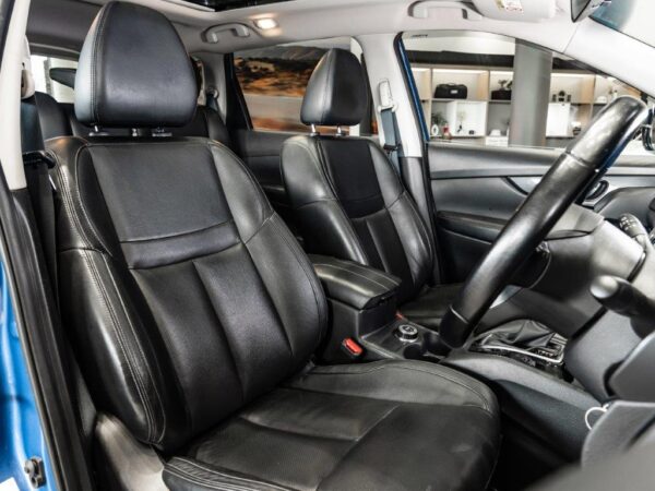 Image of a Nissan X-Trail 2.5 TEKNA 4X4 CVT showcasing its sleek design and advanced features.