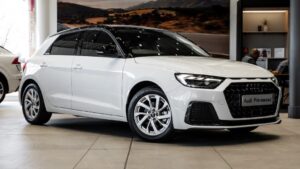 Audi A1 Sportback 30 TFSI Advanced S Tronic in a sleek urban setting, showcasing its modern design and features.