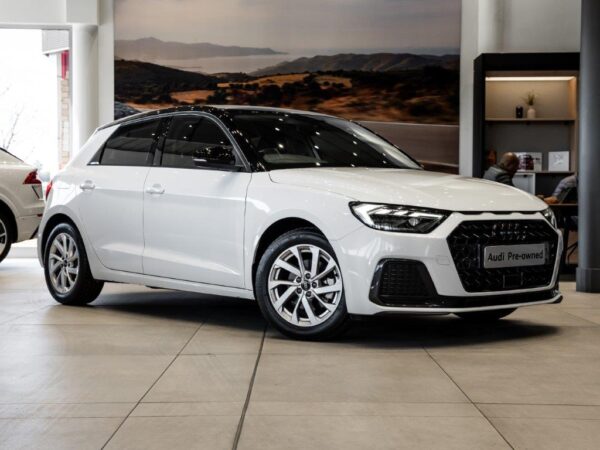 Audi A1 Sportback 30 TFSI Advanced S Tronic in a sleek urban setting, showcasing its modern design and features.