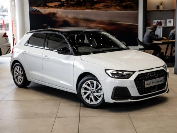 Audi A1 Sportback 30 TFSI Advanced S Tronic in a sleek urban setting, showcasing its modern design and features.