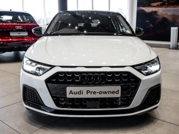 Audi A1 Sportback 30 TFSI Advanced S Tronic in a sleek urban setting, showcasing its modern design and features.