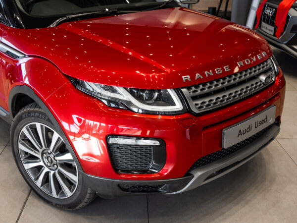 Image of a Land Rover Range Rover Evoque 2.0 TD4 SE showcasing its sleek design and modern features.