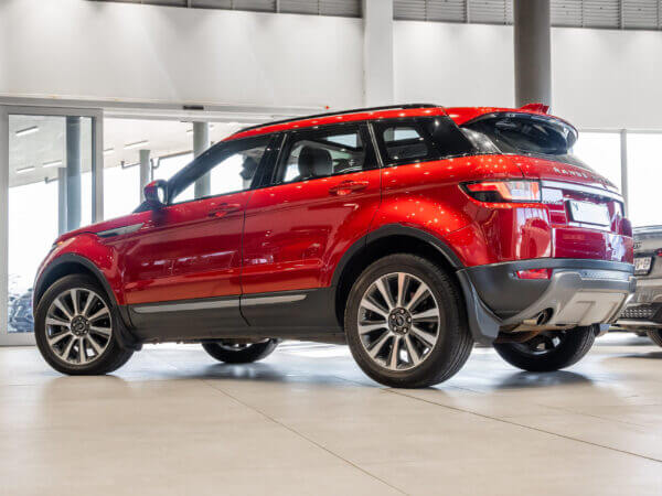 Image of a Land Rover Range Rover Evoque 2.0 TD4 SE showcasing its sleek design and modern features.