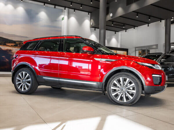 Image of a Land Rover Range Rover Evoque 2.0 TD4 SE showcasing its sleek design and modern features.