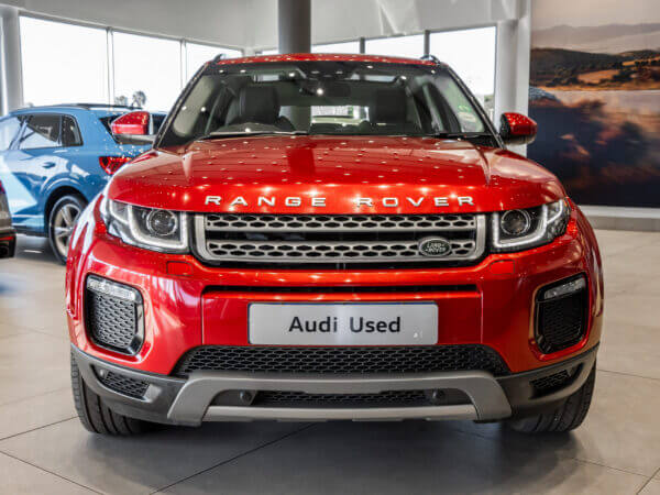 Image of a Land Rover Range Rover Evoque 2.0 TD4 SE showcasing its sleek design and modern features.